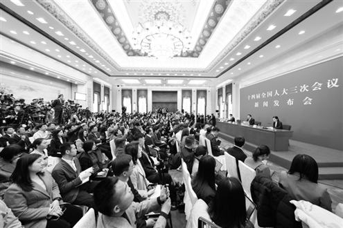 3月4日,十四届全国人大三次会议在北京人民大会堂举行新闻发布会。大会发言人娄勤俭就大会议程和人大工作相关问题回答中外记者提问。新华社发
